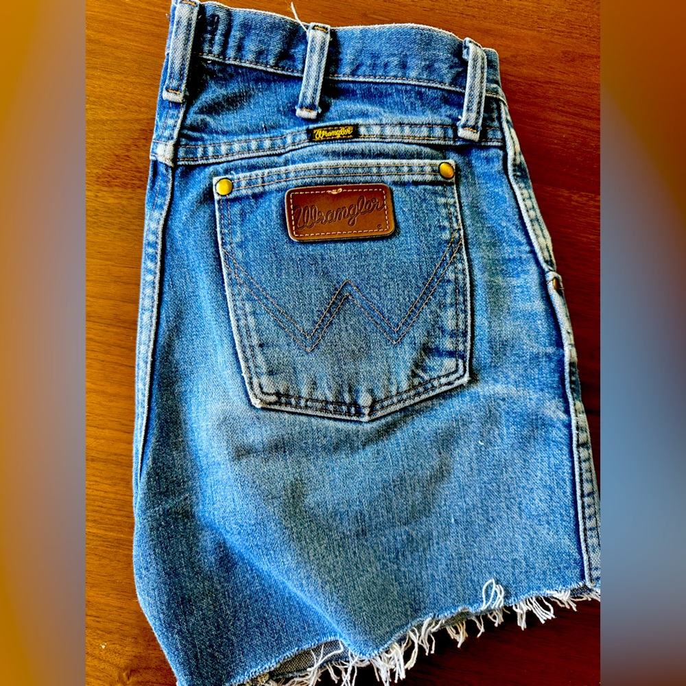 80’s vintage Women’s Wrangler denim shorts. Size 31. Fits like a size 27…